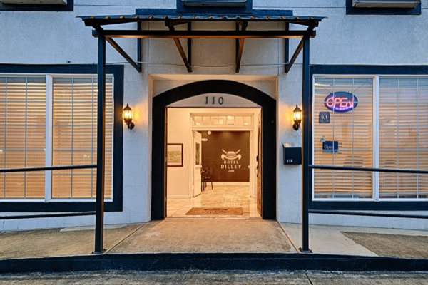 Front entrance of Hotel Dilley Grand at night
