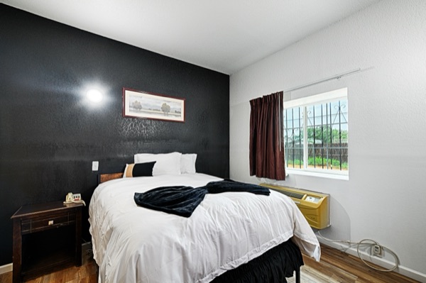 Ground floor queen room with window seating