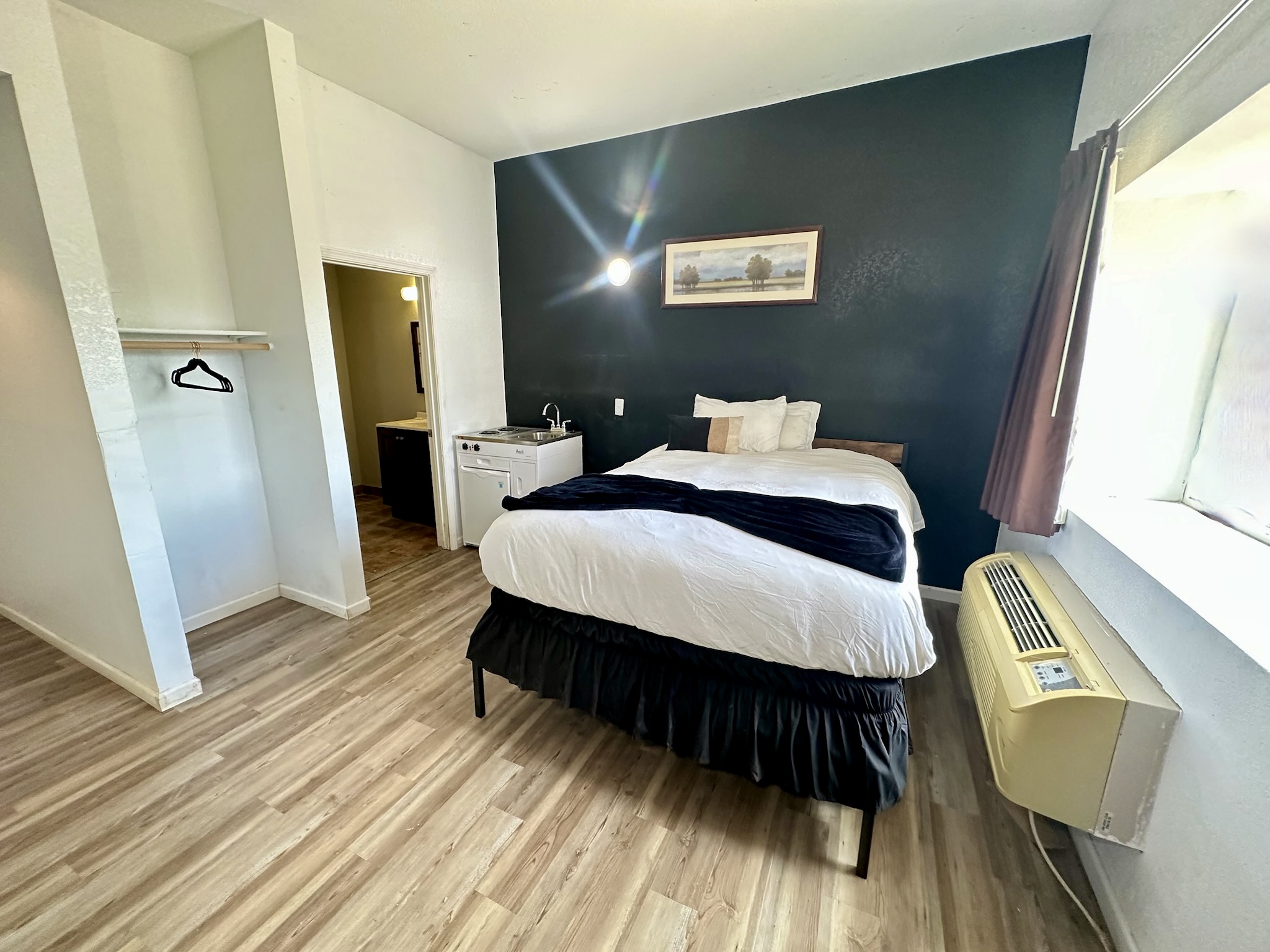 Kitchenette facilities in a Hotel Dilley room